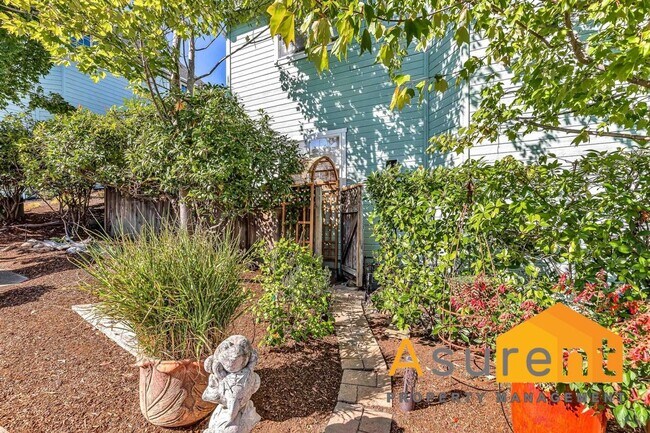 Building Photo - Stunning Home with Beautiful views of Ashland Available Soon!