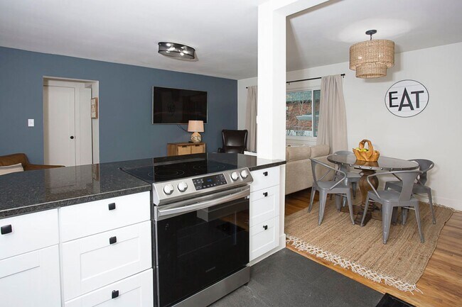 Building Photo - A Turnkey 4 Bed 2 Bath Furnished Retreat