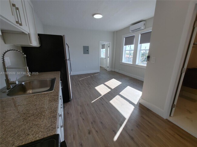 Building Photo - 1629 SW 6th St