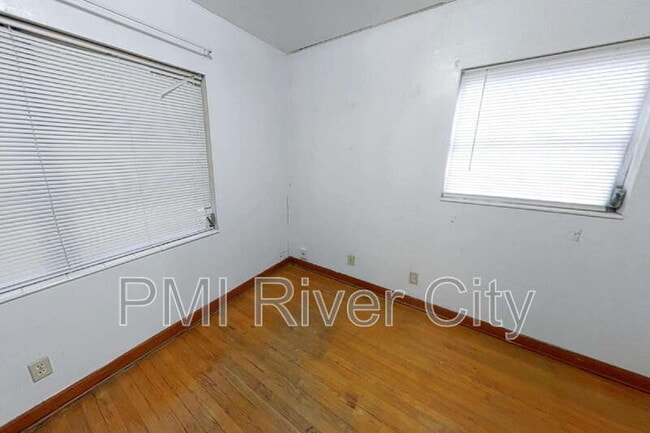 Building Photo - 7473 Greenway Dr