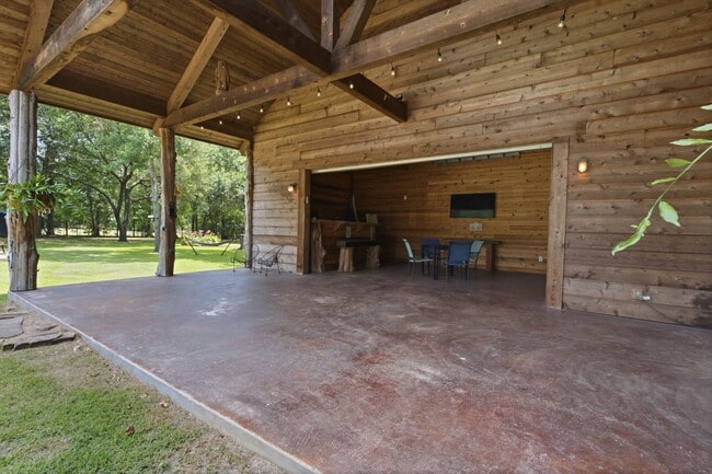 Building Photo - 223 Pin Oak Ln