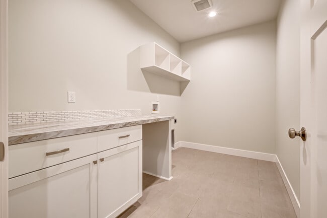 Building Photo - 2593 Sunray Ave