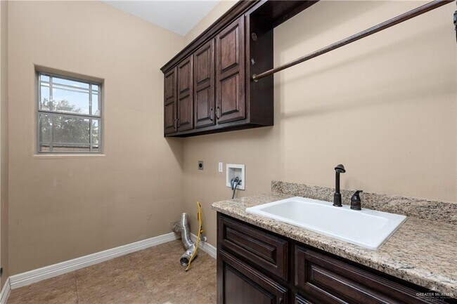 Building Photo - 1320 Manzano Ln