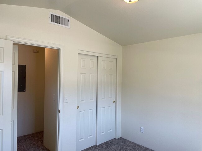 Building Photo - Beautiful 2 Bedroom 1.5 Bath Townhome Loca...