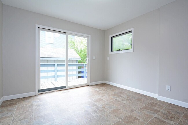 Building Photo - Beautiful 3-Bed 1.5-Bath Home Available Now in St. Paul!