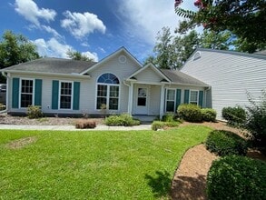 Building Photo - Stunning, pet friendly townhouse located i...