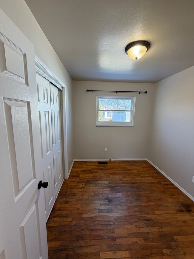 Building Photo - Remodeled 4BR/2BA Home in Lansing — Move in ready