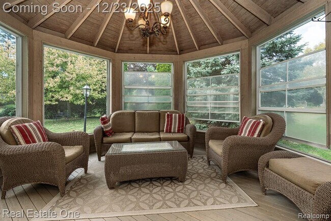 Building Photo - 1574 Devonshire Dr