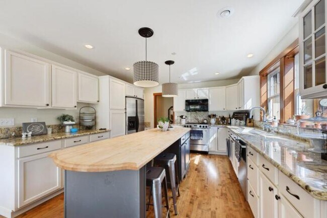 Building Photo - 4 bedroom in Tukwilla WA 98188