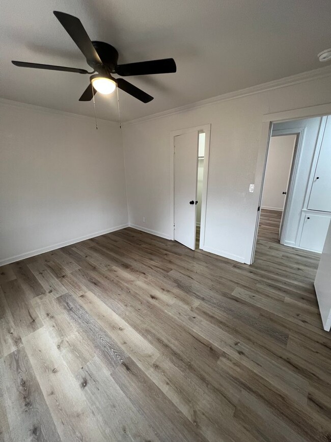 Building Photo - 4-bedroom, 1.5-bathroom rent house located...