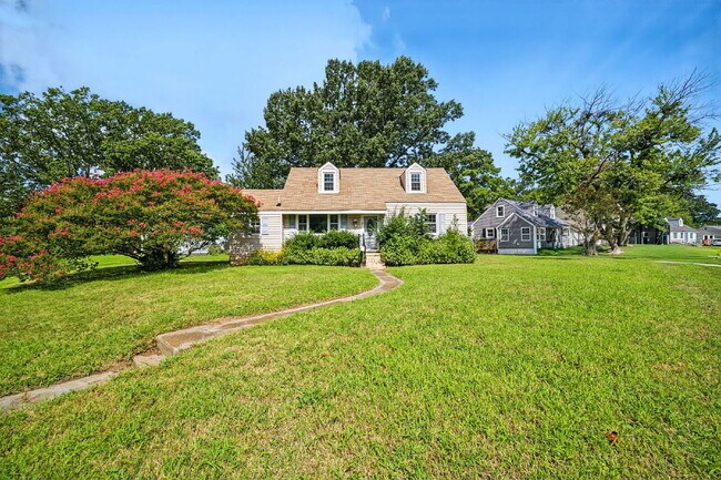 Building Photo - RARE FIND-4 BEDROOMS, 2 BATHROOMS, FENCED BACK YARD and GARAGE-PETS!!