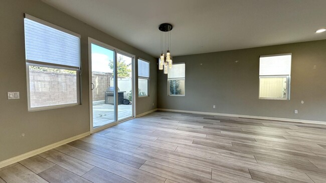 Building Photo - Gorgeous 4 Bedroom 2.5 Bathroom Home in Me...