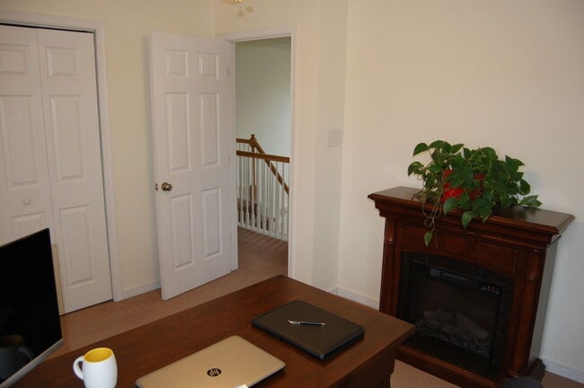 Building Photo - 2218 Midview Rd