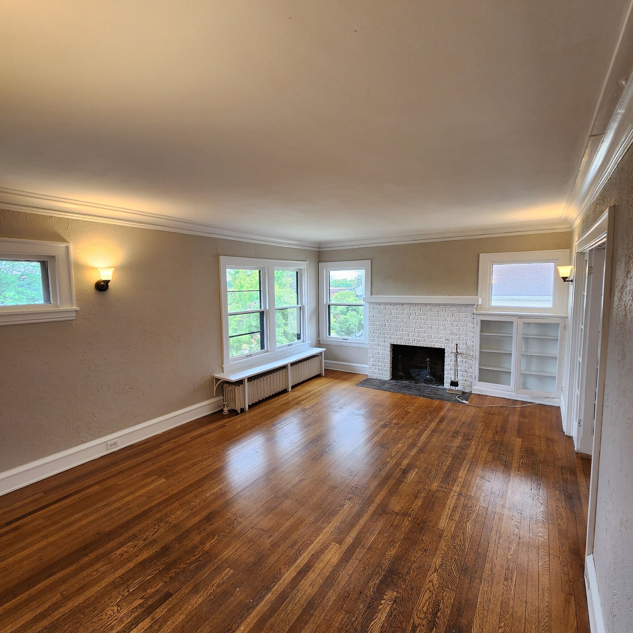 Building Photo - 428 W Franklin Ave