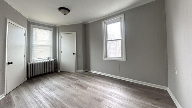 Building Photo - Cozy Modern Updated 3 Bedroom Townhome w/ Stainless Steel
