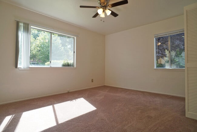 Building Photo - charming 3 bedroom 1.5 bathroom House in U...