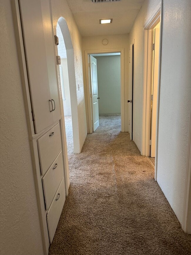 Building Photo - Well maintained home, recent upgrades, cut...