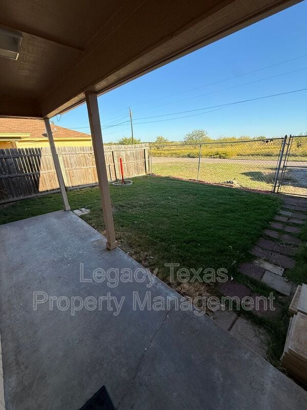 Building Photo - 1118 N Nolan River Rd