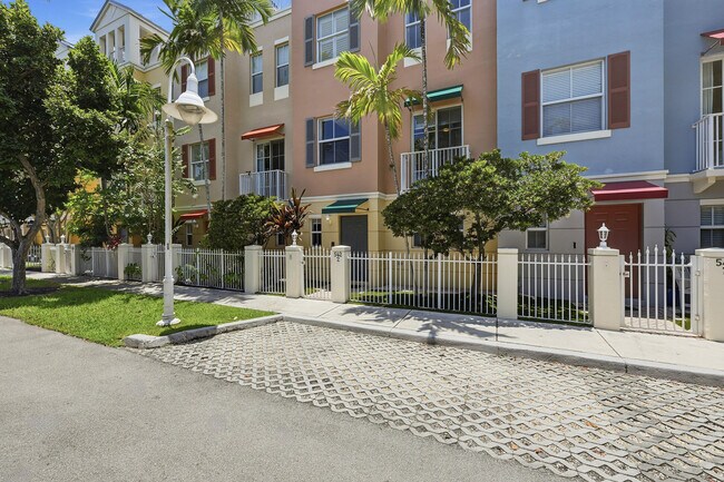Building Photo - 542 NE 7th Ave
