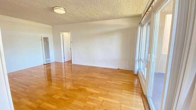 Interior Photo - 1957 Frank St / 2519 Virginia Ave