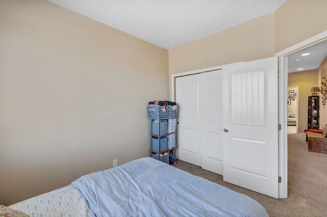 Building Photo - This 3 bed 2.5 bath townhome offers a perf...