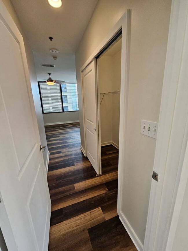 Building Photo - Downtown condo with roof top pool & concie...