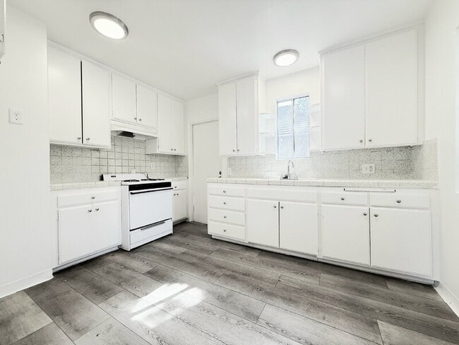 Building Photo - 10565 Camarillo St