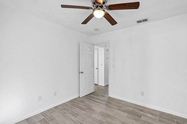 Building Photo - Spacious Remodeled 2-Bedroom Home with Modern Kitchenin Volusia County – Edgewater, FL