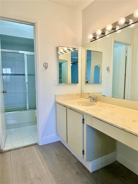 Building Photo - 281 W Park Dr