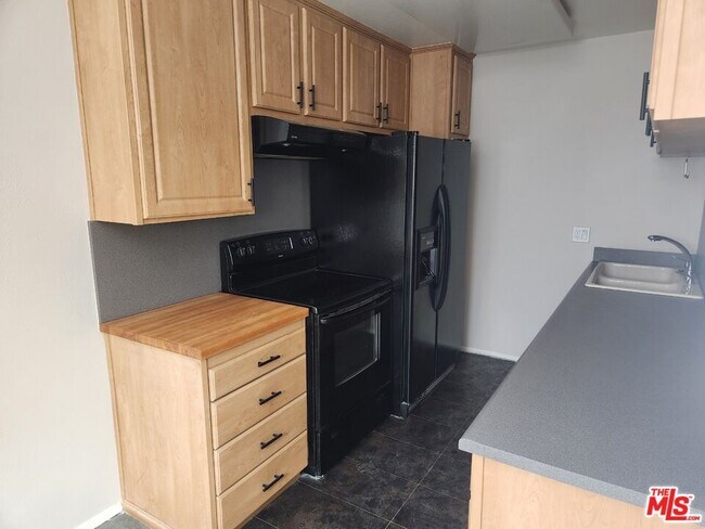Building Photo - 117 S Doheny Dr
