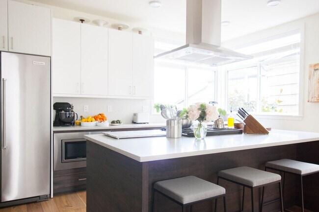 Building Photo - Modern 3-Bedroom Home in North Queen Anne