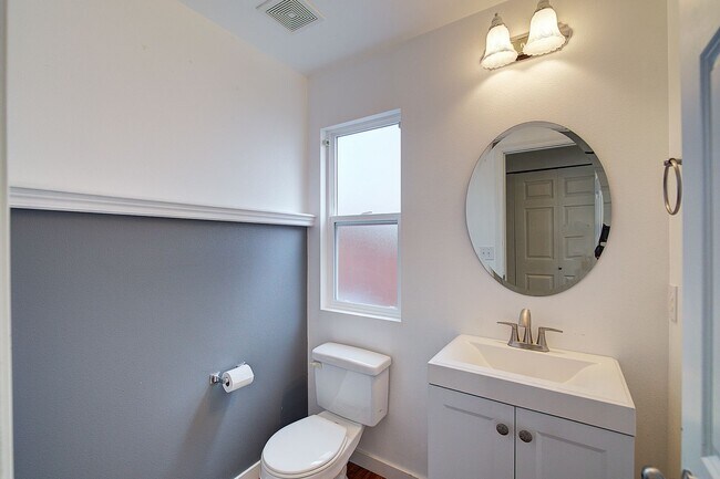 Building Photo - 3Bd/2.5Ba Everett Home