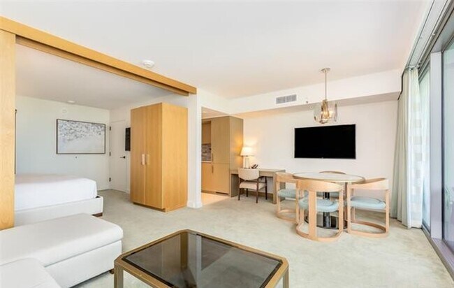 Building Photo - Rarely Available 1 BED / 1 BATH Long-term ...