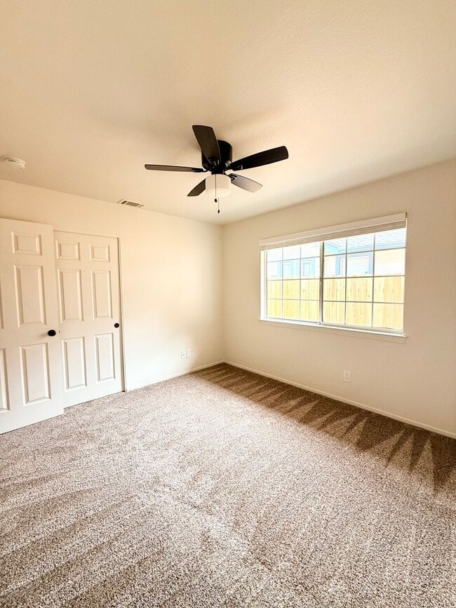 Building Photo - Lovely 3 Bedroom 2 Bathroom Available Now!