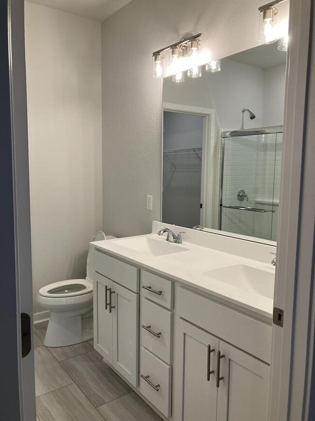 Building Photo - 993 Cascade Cir