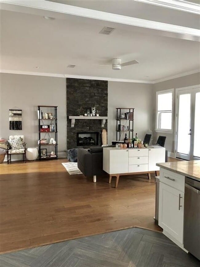 Building Photo - Extremely well maintained 3-bedroom, 2.5-bath home located in the highly desirable Woodlands comm...