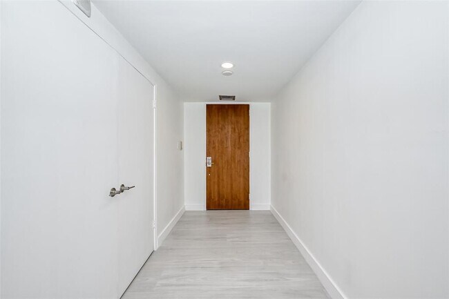 Building Photo - 5001 Woodway Dr