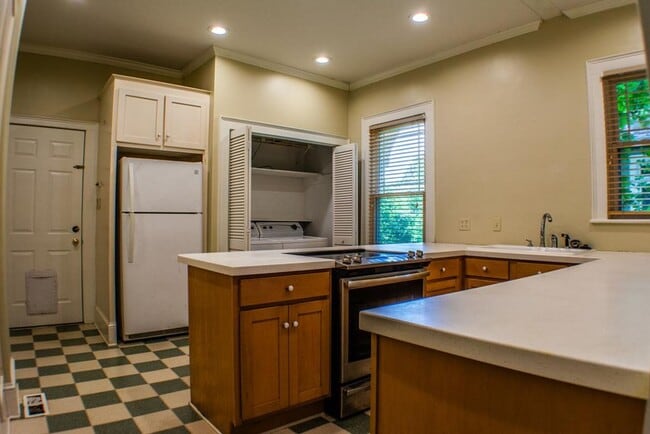 Building Photo - 427 S Sunset Dr