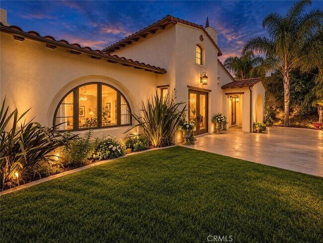 Building Photo - 501 Luminous