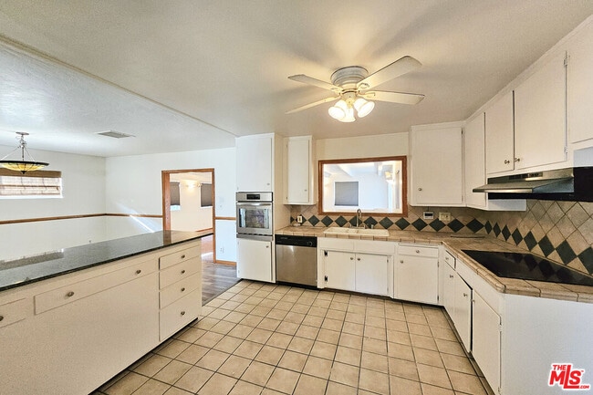 Building Photo - 9321 Donna Ave