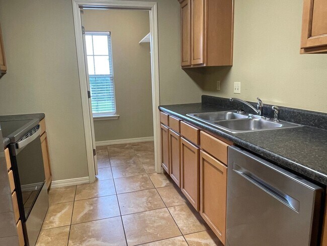 Building Photo - Spacious 3 Bedroom, 2 Bath Unfurnished Apartment with Stunning Valley Views!