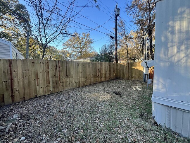 Building Photo - Spacious 2-bedroom, 1-bathroom home!