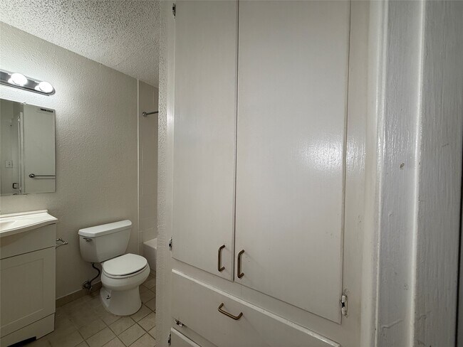 Building Photo - 1801 Cortlandt St