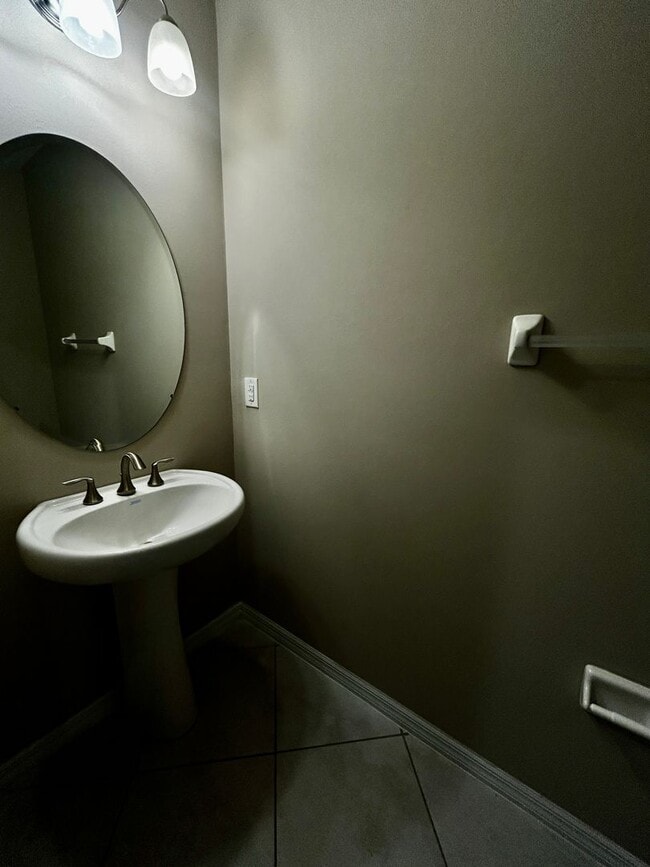 Building Photo - Beautiful 3-Bedroom 2.5 Bath Single-Family Home in Hammock Cove