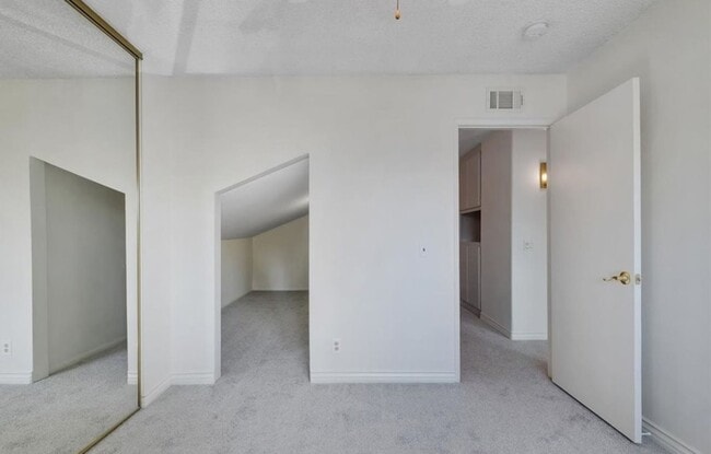 Building Photo - Beautiful 3 bed / 2.5 bath Townhome with Patio and 2 car garage in Huntington Beach