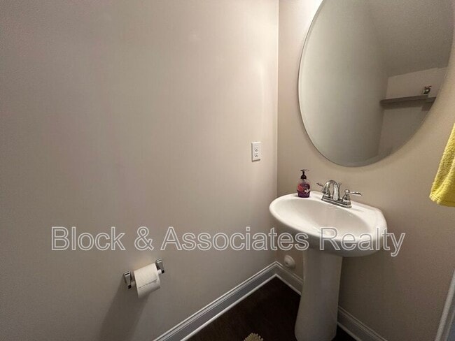 Building Photo - 1464 Land Grv Dr