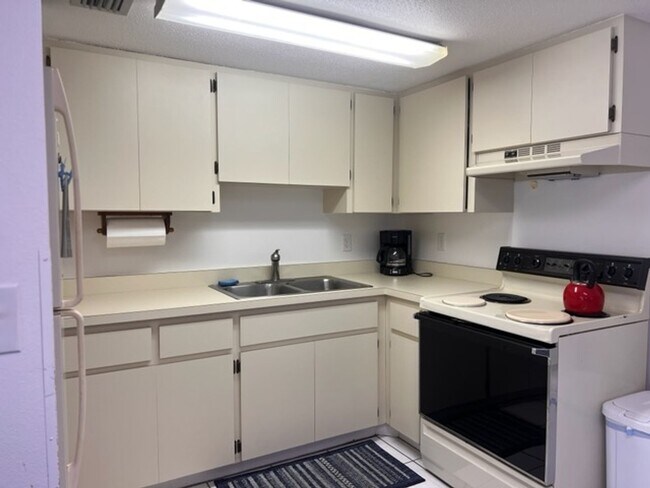 Building Photo - 2BR + DEN/2BA and Carport