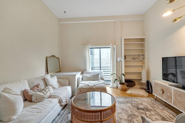 Building Photo - 1110 Clinton St