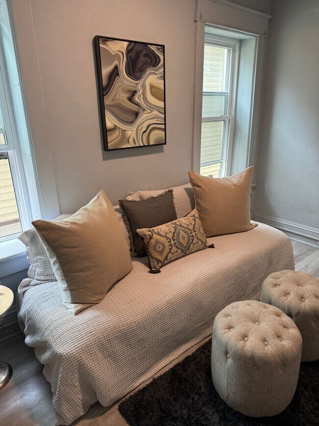 Building Photo - NOW LEASING! Renovated 1 bed, 1 bath avail...