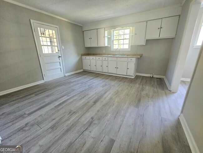 Building Photo - 1555 Dexter Ave